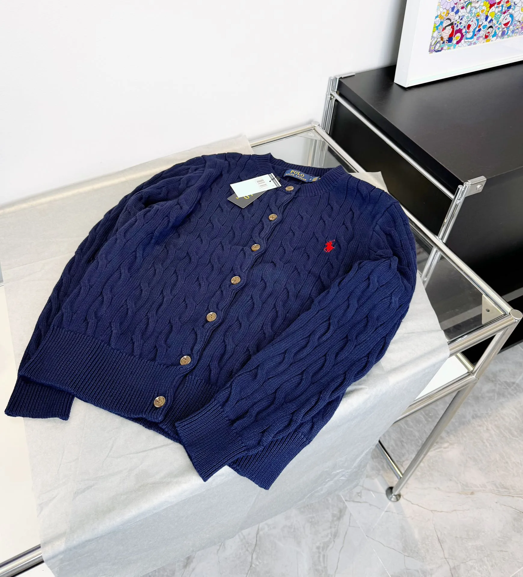 🅿️240 Style No.: L05 (Navy Blue) Ralph Lauren RL classic war horse logo embroidery on the chest cable pattern twist button round neck long sleeves buttoned knitted sweater cardigan jacket Color: SIZE: XS S M L Size Reference # Length Bust Shoulder Width 64 52 45 I will always love sweet girls. The soft and glutinous🧶🫶 style is a very classic cable sweater. It has an American retro college style. It feels very comfortable. It is a must-have item for spring, autumn and winter wardrobes. It also looks good when layered as an inner layer in cold weather. High-density LOGO embroidery on the chest, and original customization of tag accessories. Made of pure cotton yarn 🧶 blended with wool, pure cotton is skin-friendly and comfortable, small label war horse embroidered twist turtleneck sweater 🐎 high quality. Follow the blogger to learn how to wear it! Let’s get a Ralph Lauren cable sweater. It’s a super hard-to-find series after it became popular. It’s hard to find one on the official website. It’s simple and practical to wear, with a lazy and loose feel. The thickened fabric has a more texture, soft and delicate feel, and a loose fit. Whether worn alone or layered, you can wear different styles of fashion with just one piece. ⚠️Contains wool products🦙 Pay attention to the washing method to avoid shrinkage